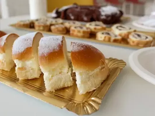 Berlinas artesanas rellenas de nata montada troceadas en bandejas de catering