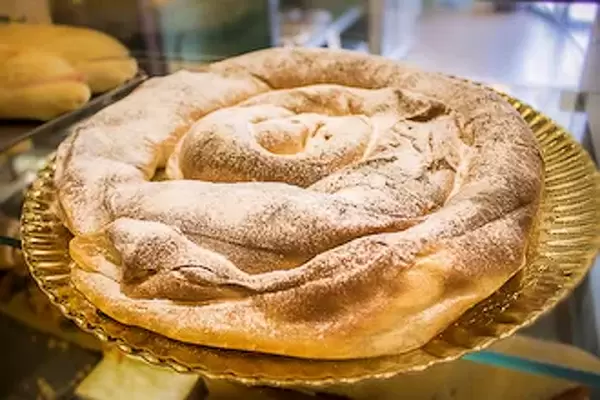 Ensaimada artesana rellena