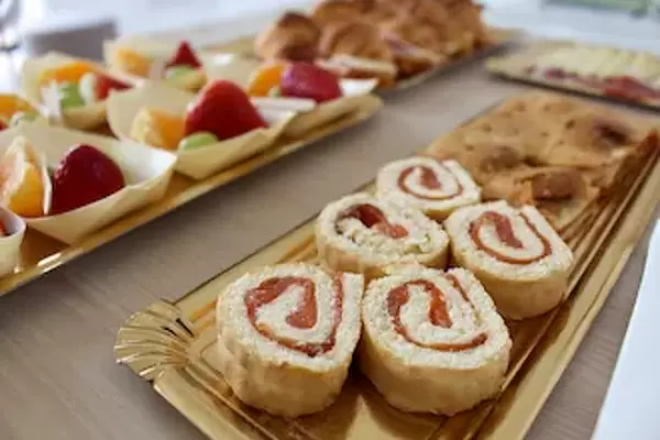 Espirales artesanas de salmón y queso crema troceadas y en bandeja de catering