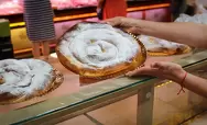 Colocando las ensaimadas para su venta