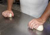 Amasando el pan de masa madre