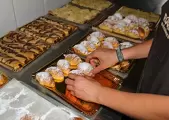 Preparando las bandejas del catering