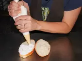 Rellenando las berlinas de nata