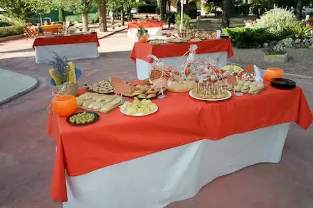 Productos de catering artesanos servidos en bandejas sobre mesa adornada Productos de catering artesanos servidos en bandejas sobre mesa adornada