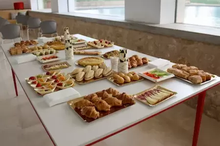 Productos salados artesanos para catering servidos en bandejas doradas Productos salados artesanos para catering servidos en bandejas doradas