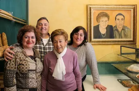 Cuadro de la pareja fundadora junto con Mila y los gerentes actuales, José y Belén
