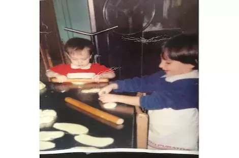 Hijas de la pareja gerente amasando pan en el obrador de Roque Artesanos